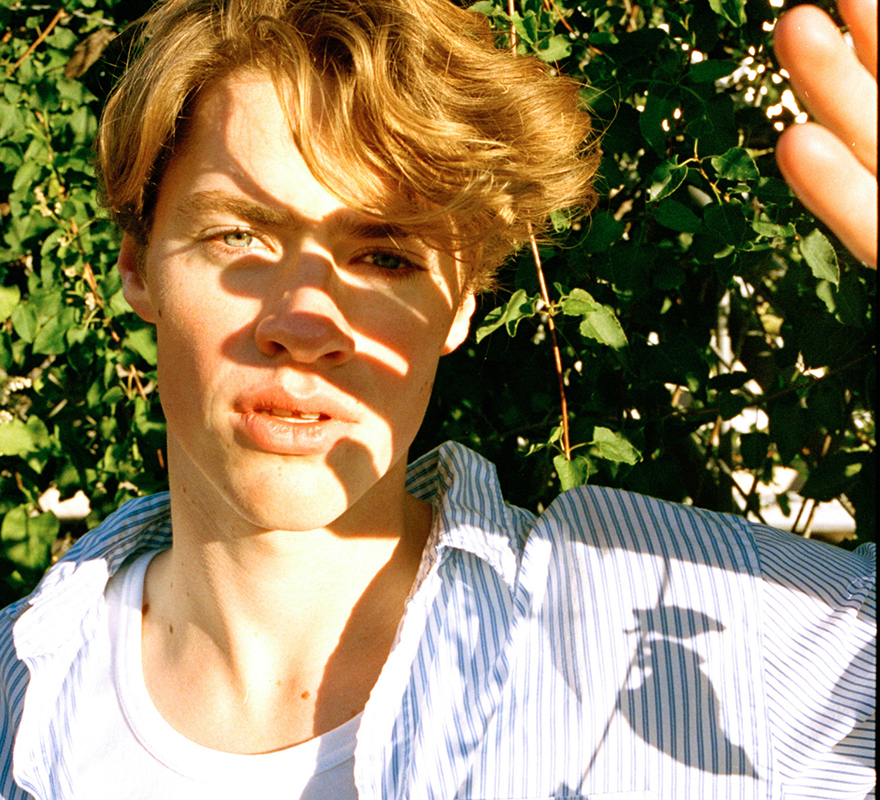 Champagne Supernovas — Editorial