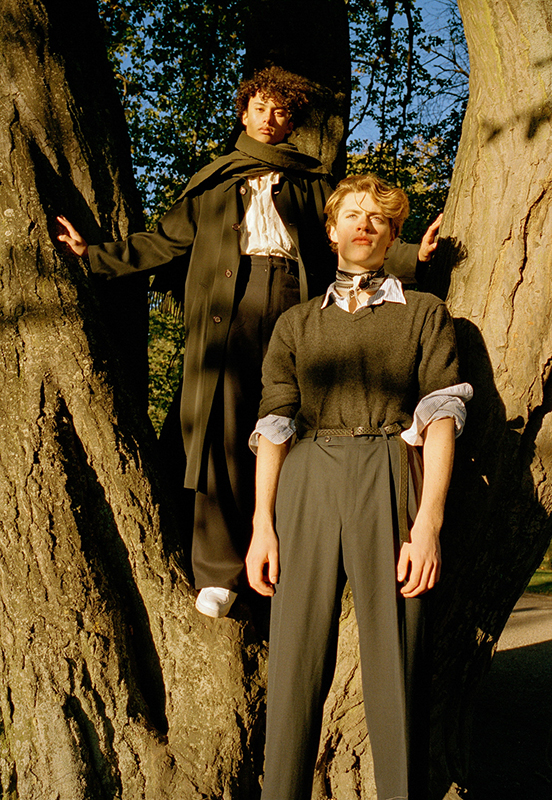Champagne Supernovas — Editorial